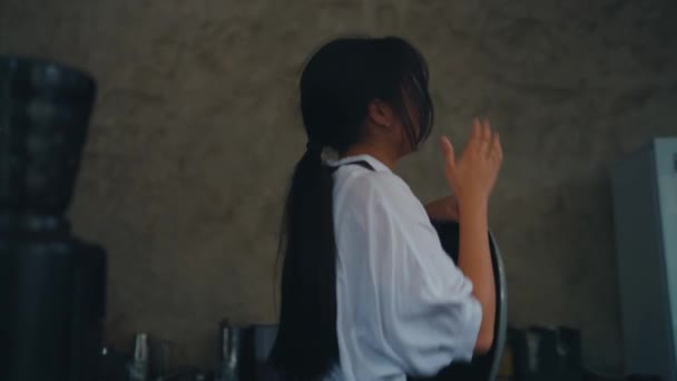 아시아 여인은 계산대에서 손님을 대접하는 행복해 보인다 — 비디오