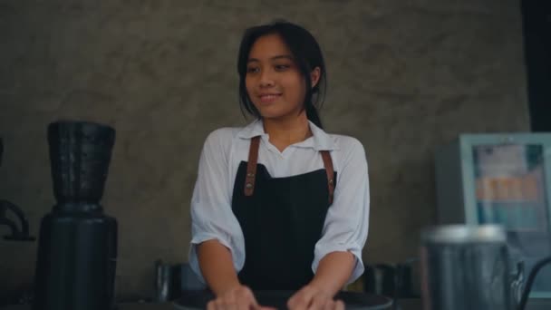 Une Femme Asiatique Semble Heureuse Tout Servant Les Clients Comptoir — Video