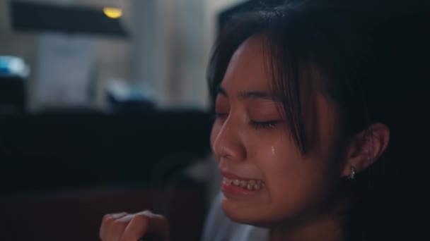 Μια Γυναίκα Που Έκλαιγε Κάτω Από Τραπέζι Επειδή Την Πείραζαν — Αρχείο Βίντεο