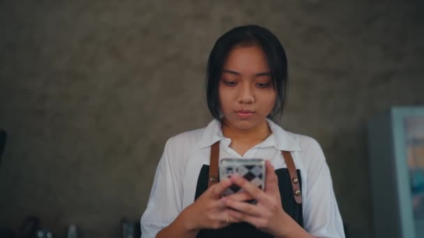 Eine Frau Hält Ein Smartphone Mit Traurigem Gesichtsausdruck Der Caféküche — Stockvideo
