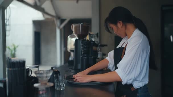 Kobieta Trzymająca Smartfon Smutnym Wyrazem Twarzy Kuchni Kawiarni — Wideo stockowe