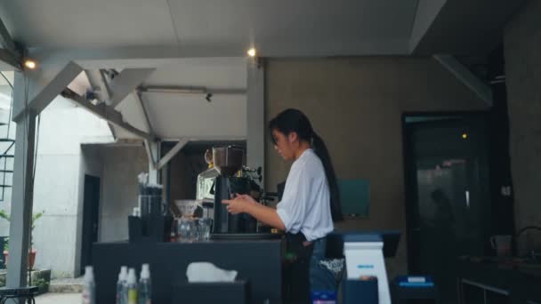 Kobieta Trzymająca Smartfon Smutnym Wyrazem Twarzy Kuchni Kawiarni — Wideo stockowe