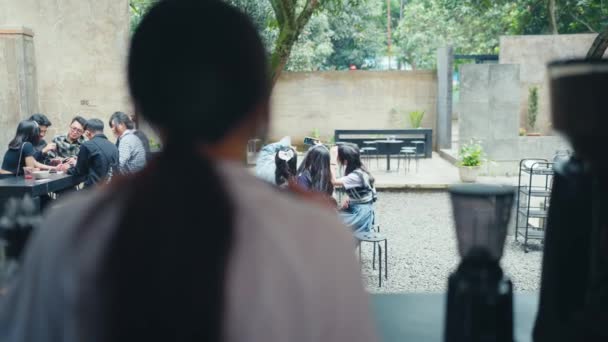 カフェで忙しい10代の若者のグループを見て嫉妬している女性の眺め — ストック動画