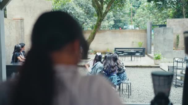 Bir Kafede Konuşmakla Meşgul Bir Grup Genci Kıskanan Bir Kadının — Stok video
