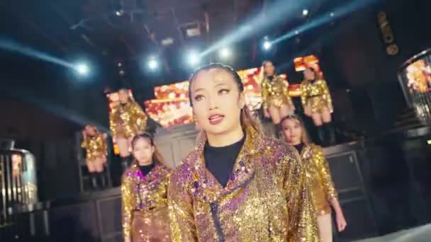 Altın Kostümlü Bir Grup Asyalı Dansçı Bir Gece Kulübünde Sahnede — Stok video