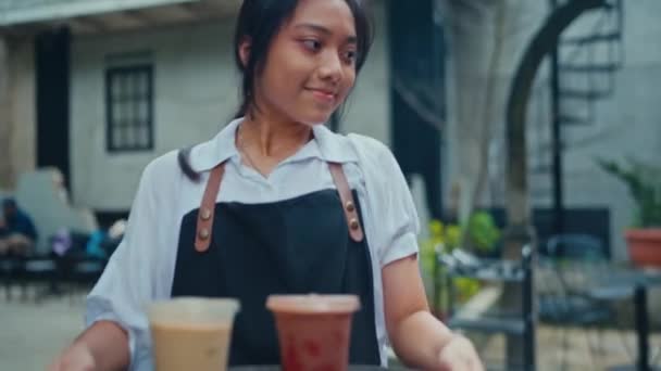 Serveur Livre Des Commandes Des Clients Qui Détendent Dans Café — Video