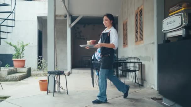 Ένας Σερβιτόρος Παραδίδει Παραγγελίες Πελάτες Που Χαλαρώνουν Ένα Καφέ — Αρχείο Βίντεο