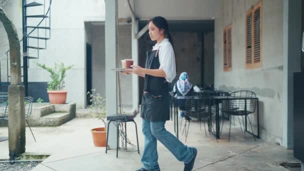 Офіціант Доставляє Замовлення Клієнтам Які Відпочивають Кафе — стокове відео