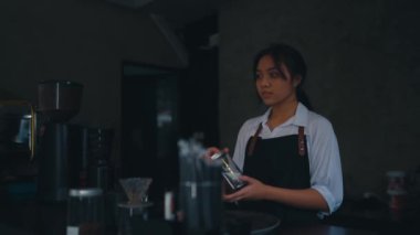 Asyalı bir kadın çalışırken başkalarının mutluluğunu gördüğünde üzgün görünür.