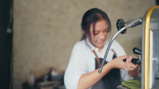 Una Barista Que Trabaja Para Preparar Café Café Por Mañana — Vídeos de Stock