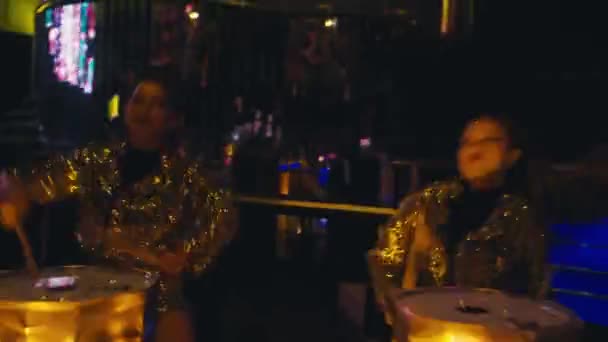 Bir Gece Kulübünde Davul Çalan Altın Kostümlü Bir Grup Asyalı — Stok video