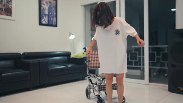 一位瘫痪的妇女在试图站在客厅时从轮椅上摔下来 — 图库视频影像