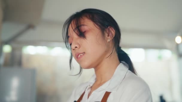 Одна Азіатка Яка Протягом Дня Прибирає Брудну Кухню Кафе — стокове відео