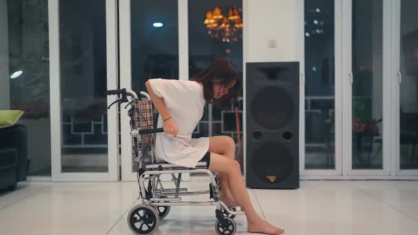Женщина Парализована Боли Гнева Пытаясь Встать Своего Инвалидного Кресла Гостиной — стоковое видео