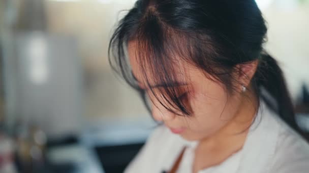 一个亚洲女人 白天在咖啡店打扫一个凌乱的厨房 — 图库视频影像