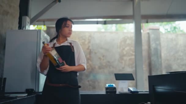 Asiatisk Kvinna Som Städar Upp Ett Rörigt Kök Ett Café — Stockvideo