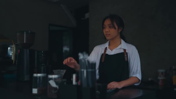 Азиатская Женщина Выглядит Грустной Видит Счастье Других Людей Время Работы — стоковое видео