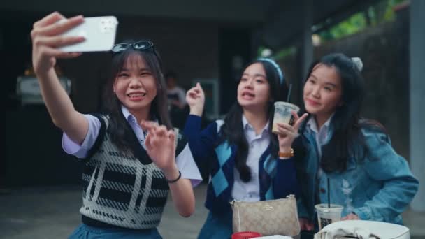 Grupa Azjatyckich Nastolatków Robi Sobie Selfie Swoimi Smartfonami Przyjaciółmi Kawiarni — Wideo stockowe