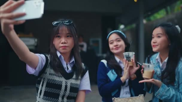 Groupe Adolescents Asiatiques Prend Des Photos Selfie Avec Leurs Téléphones — Video