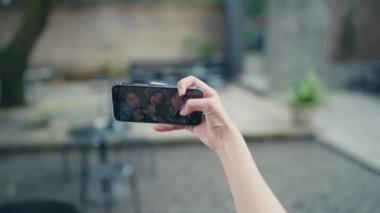 Kantinde bir grup kadının selfie 'sini çekerken akıllı bir telefonu tutmak.