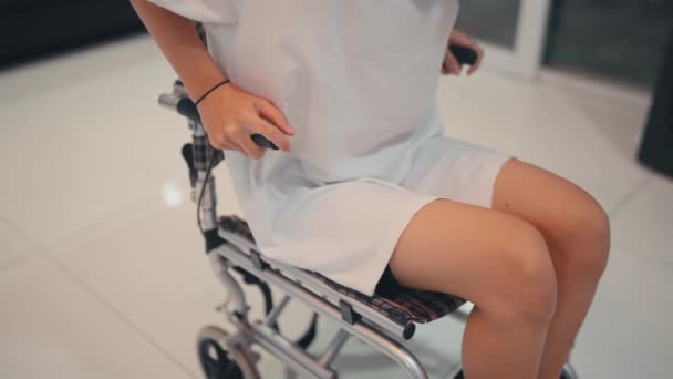 Una Mujer Paralítica Está Tratando Levantarse Silla Ruedas Con Una — Vídeo de stock