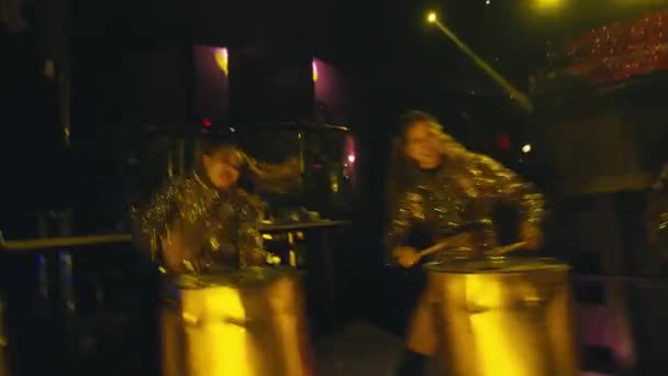 Grupa Azjatyckich Nastolatków Złotych Kostiumach Bijąca Bębny Podczas Grania Muzyki — Wideo stockowe