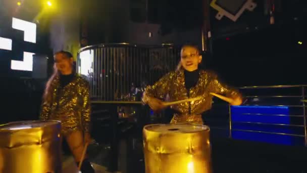 Grupp Asiatiska Tonåringar Med Gyllene Kostymer Som Slår Trummor Medan — Stockvideo
