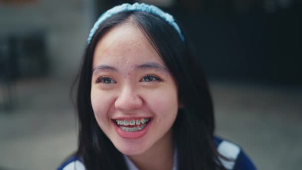 Ein Schönes Asiatisches Mädchen Spricht Einem Café Mit Süßen Gesichtsausdrücken — Stockvideo