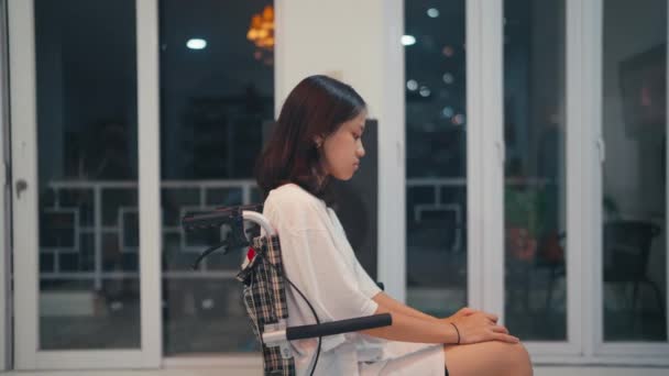 Une Femme Asiatique Était Malade Assise Dans Fauteuil Roulant Avec — Video