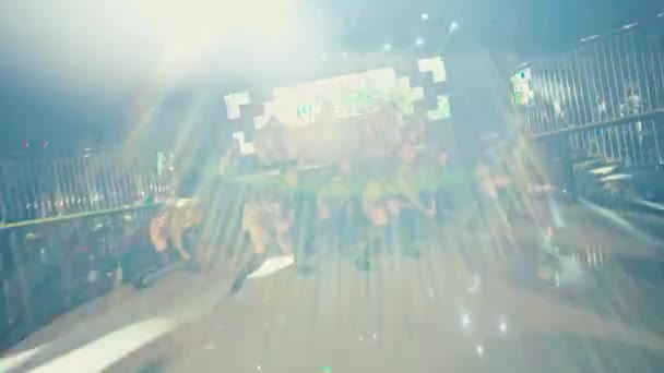 Группа Танцоров Золотых Костюмах Танцует Чувственно Эротично Танцполе Ночью — стоковое видео
