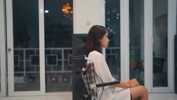 Eine Asiatin War Krank Und Saß Rollstuhl Mit Schwachem Körper — Stockvideo