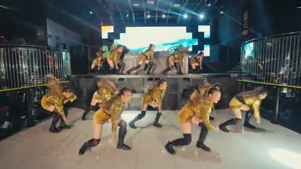 一群穿着金色服装的舞蹈家 晚上在舞池里跳着性感的舞步 — 图库视频影像