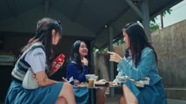 Bir grup okul genci gün boyunca arkadaşlarıyla kafe masasında şakalaşıyorlardı.