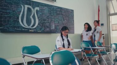 Bir kız öğrenciye sabahları sataşan ve küfürlü bir grup sınıf arkadaşı tarafından sataşıldı.