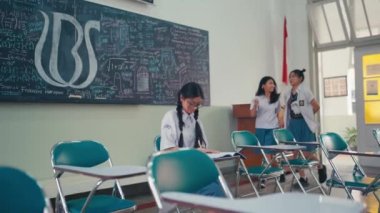Bir kız öğrenciye sabahları sataşan ve küfürlü bir grup sınıf arkadaşı tarafından sataşıldı.