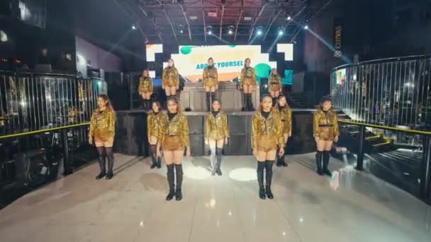 Bir Grup Altın Kostümlü Dansçı Gece Dans Pistinde Şehvetli Erotik — Stok video