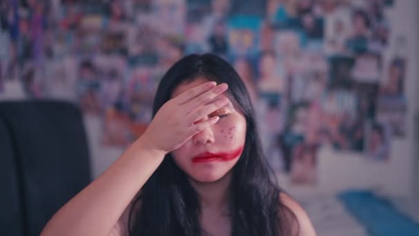 Azjatycki Nastolatek Usuwanie Makijaż Jej Bałagan Twarz Wygląda Nie Jest — Wideo stockowe