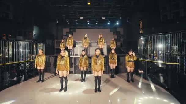 Een Groep Dansers Met Gouden Kostuums Doet Mee Aan Een — Stockvideo