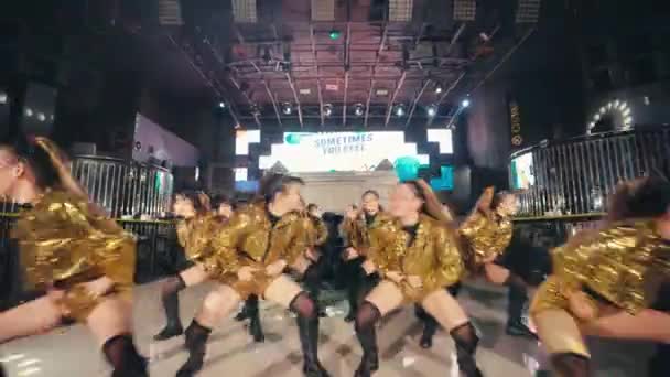 Μια Ομάδα Χορευτών Χρυσά Κοστούμια Συμμετέχει Διαγωνισμό Χορού Νυχτερινό Κέντρο — Αρχείο Βίντεο