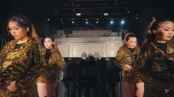 Altın Kostümlü Bir Grup Dansçı Bir Gece Kulübünde Dans Yarışmasına — Stok video