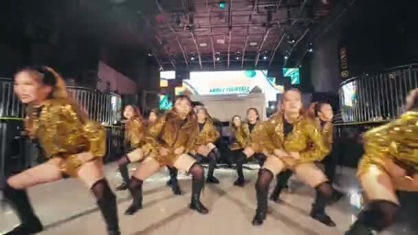 Grupo Bailarines Con Trajes Dorados Está Participando Una Competición Baile — Vídeos de Stock