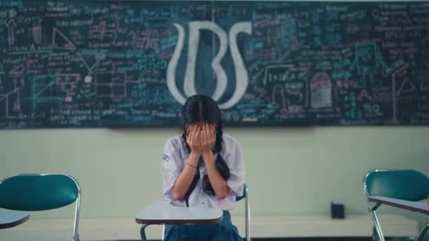 Студентка Плаче Класі Після Знущаються Друзями Під Час Перерви — стокове відео