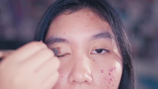 一个亚洲女孩在梳妆台前满脸粉刺时 脸上都是化妆品 — 图库视频影像