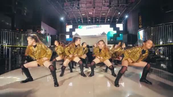 Grupa Tancerzy Seksownych Strojach Tanecznych Zwinnością Przyjaciółmi Arenie — Wideo stockowe