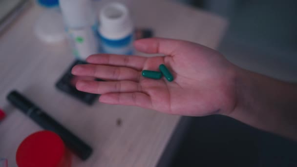 Ένας Ασιάτης Έφηβος Παίρνει Χάπια Διαίτης Εξαιτίας Του Χοντρού Σώματός — Αρχείο Βίντεο