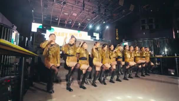 一群年轻的舞蹈家 晚上同时在舞池中央跳着金色的嘻哈舞 — 图库视频影像