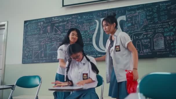 Bir Kız Öğrenciye Sabahları Sataşan Küfürlü Bir Grup Sınıf Arkadaşı — Stok video