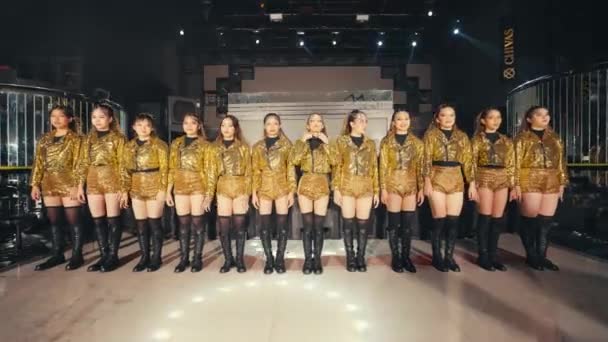 Grupa Młodych Tancerzy Złotym Hip Hopowym Tańcem Środku Parkietu Jednocześnie — Wideo stockowe