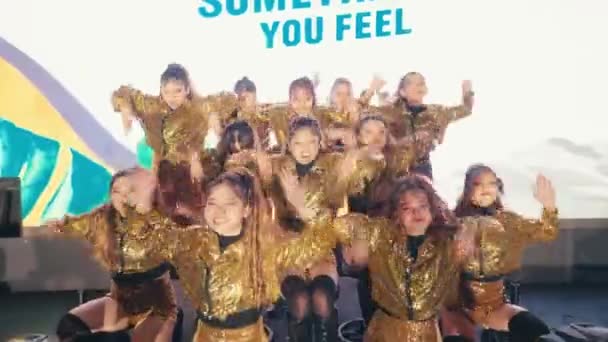 Grup Dansatori Asiatici Dansat Prietenii Lor Mișcări Mână Timp Aflau — Videoclip de stoc