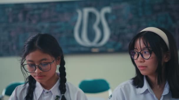 Bir Kadın Sınıfta Ezildiği Için Üzgün Olan Arkadaşını Cesaretlendirir — Stok video